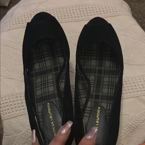 Black Wedge Shoes with Peep Toe and Elegant Design - Picture 3 of 6